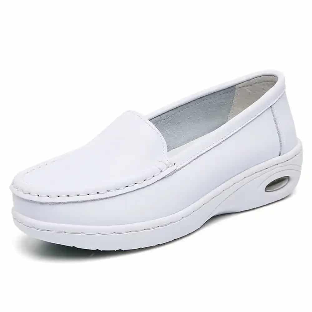 Chaussure pour pied plat femme orthopédique style sabot sur fond blanc