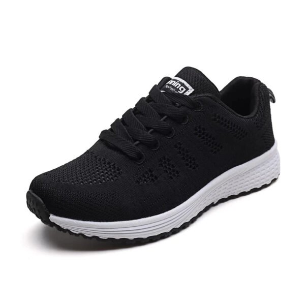 Chaussure pour pied plat en tissu élastique sur fond blanc
