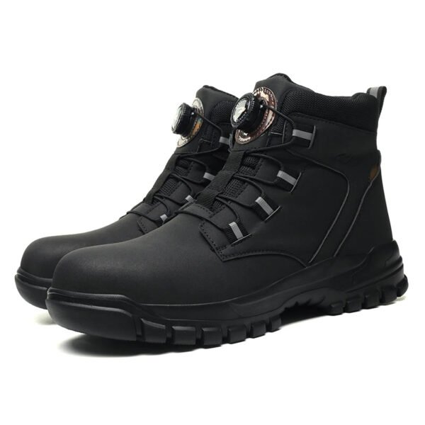 Chaussure de sécurité orthopédique noire et montante sur fond blanc