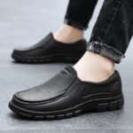 Chaussure sécurité cuisine orthopédique sur les pieds d'une personne
