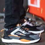 Chaussure de sécurité orthopédique tendance et design sur les pieds d'une personne