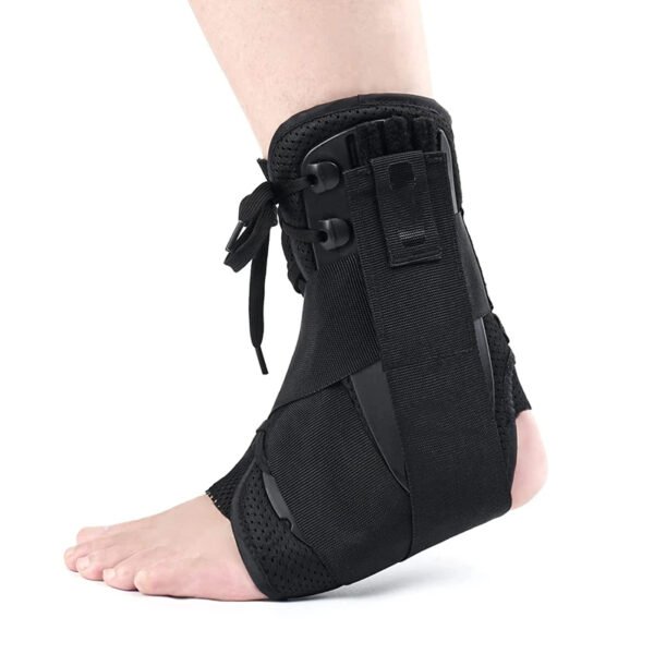 Chaussures attelle cheville confortables à velcro sur fond blanc sur une cheville