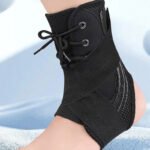 Chaussures attelle cheville respirantes à lacets sur la cheville d'une personne