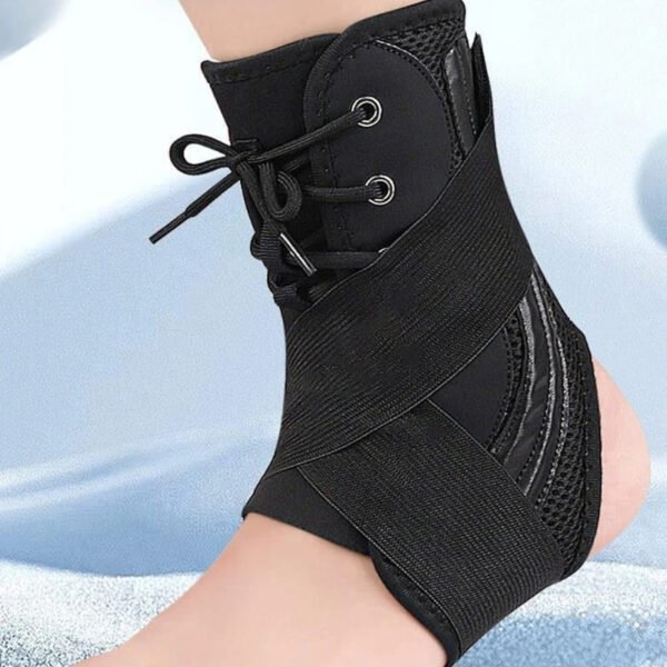 Chaussures attelle cheville respirantes à lacets sur la cheville d'une personne