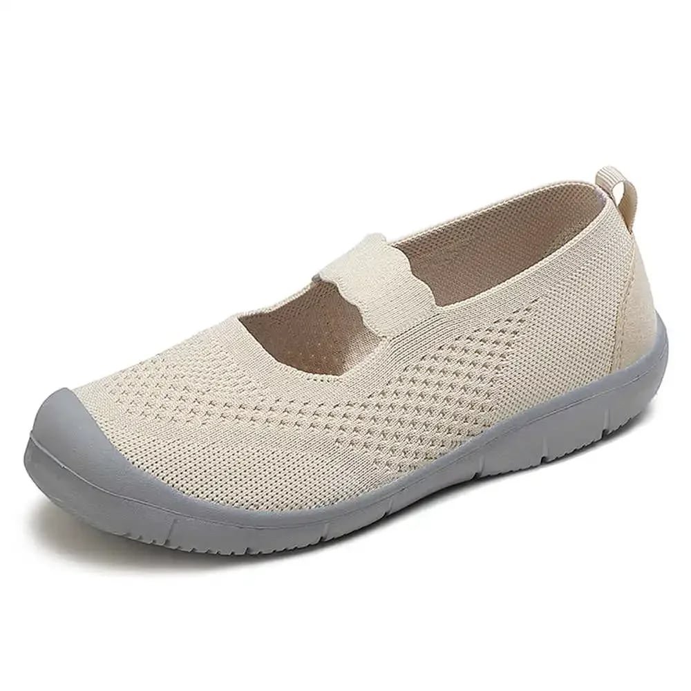 Chaussures chup design avec bande élastique sur fond blanc