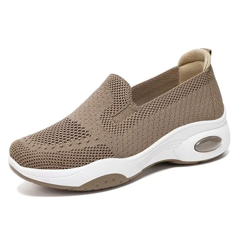 Chaussures chup modernes et respirantes sur fond blanc