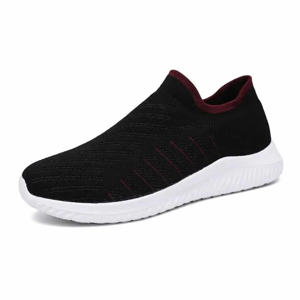 Chaussures chut de sport tendances sans lacet sur fond blanc