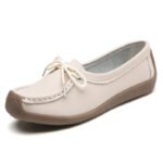 Chaussures orthopédiques élégantes femme à lacets sur fond blanc