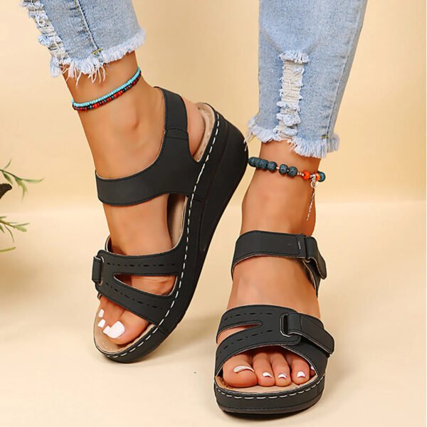 Chaussures orthopédiques femme été à semelle compensée sur les pieds d'une femme
