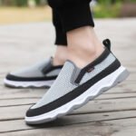 Chaussures orthopédiques pour homme respirantes et décontractées sur les pieds d'un homme