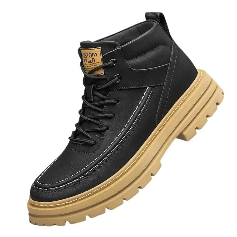 Chaussures orthopédiques montantes en cuir avec talon sur fond blanc