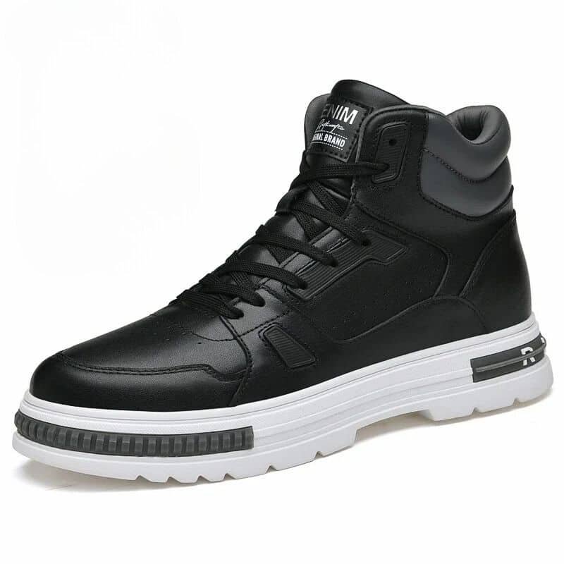Chaussures orthopédiques montantes souples et surélevées sur fond blanc