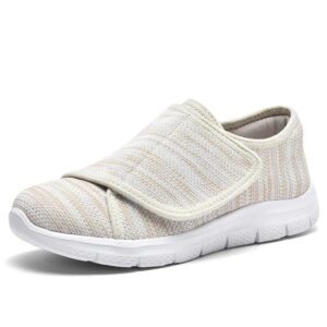 Chaussures orthopédiques pour personnes âgées souples et antidérapantes sur fond blanc