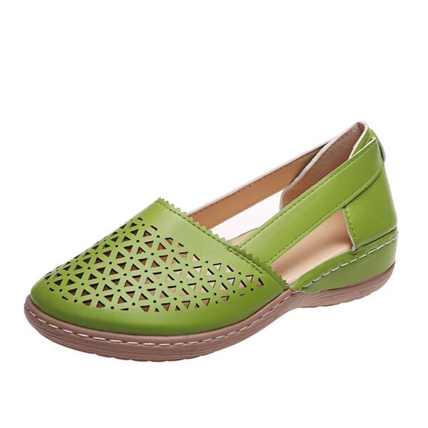 Chaussures orthopédiques talon originales et décontractées sur fond blanc