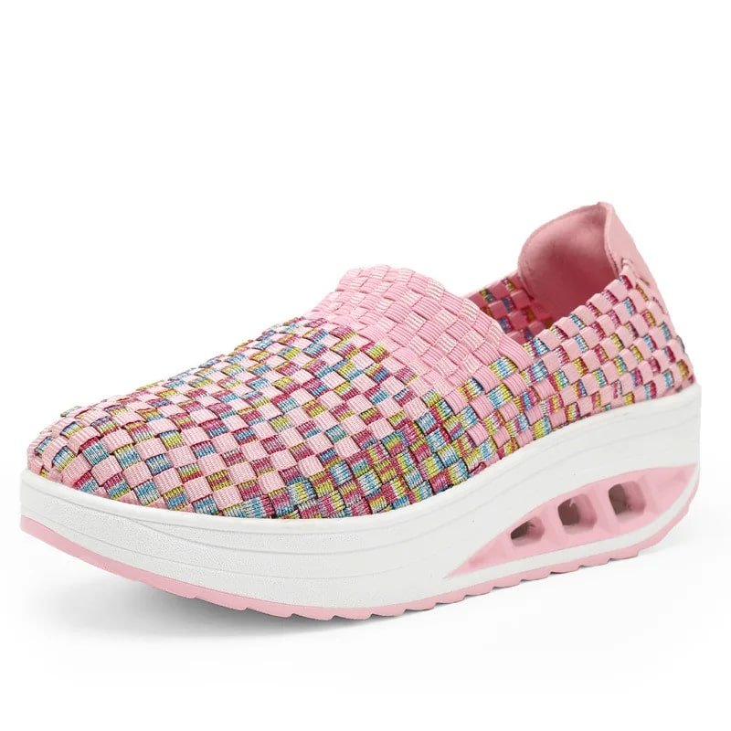 Chaussures personnes âgées compensées et tissées sur fond blanc