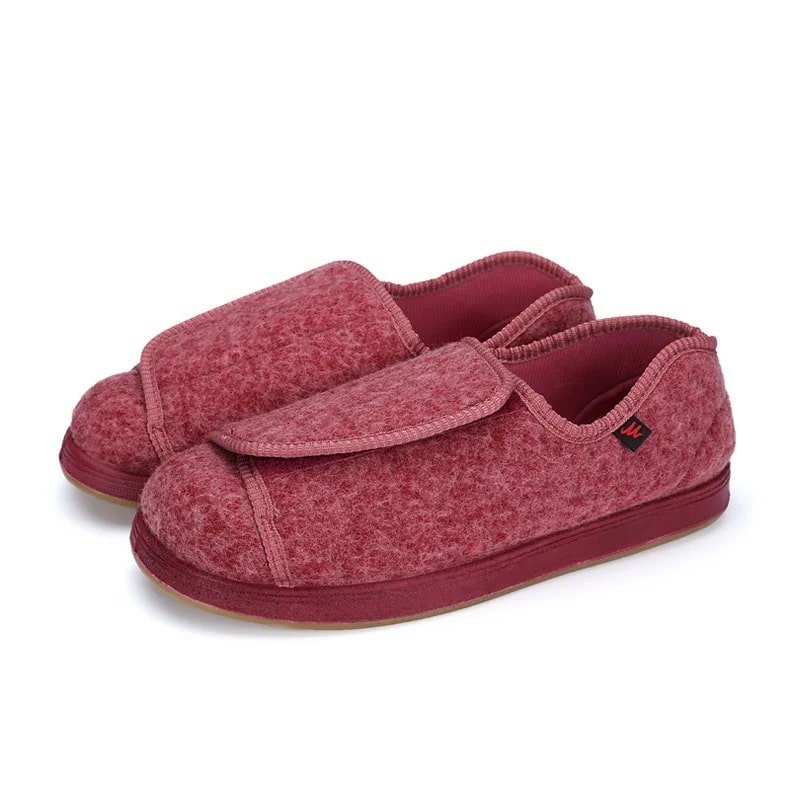 Chaussures personnes âgées confortables et élégantes sur fond blanc