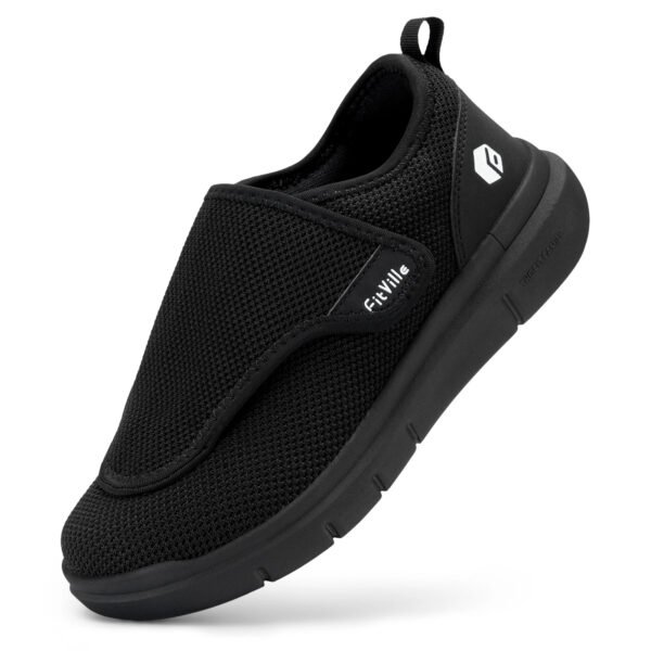 Chaussures personnes âgées larges à scratch sur fond blanc