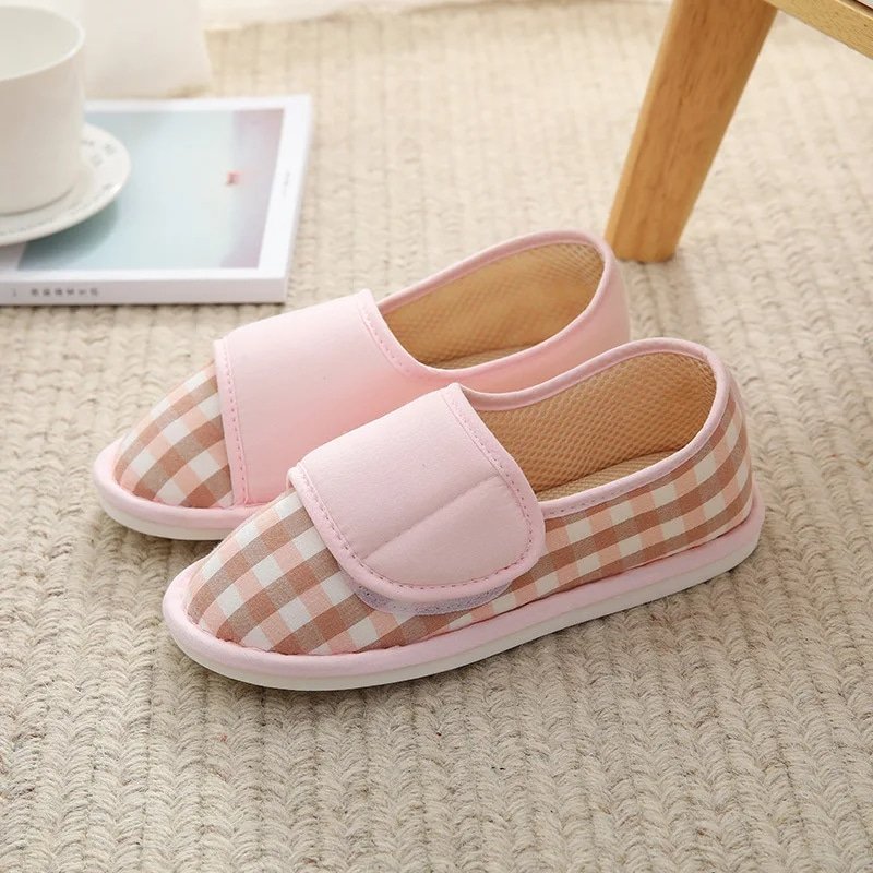 Chaussures personnes âgées style pantoufle orthopédique sur une moquette beige avec un livre à côté