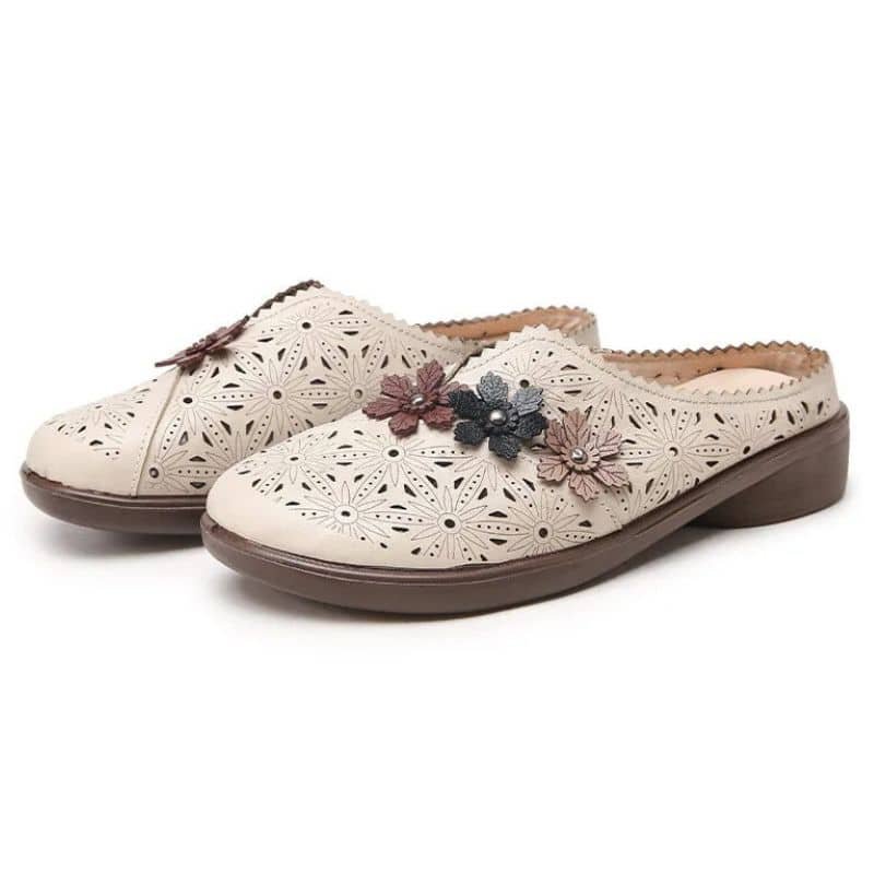Chaussures pour pieds plats femme orthopédiques et respirantes sur fond blanc