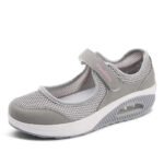 Chaussures thérapeutiques usage temporaire respirantes sur fond blanc