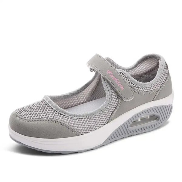 Chaussures thérapeutiques usage temporaire respirantes sur fond blanc