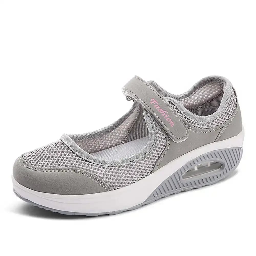 Chaussures thérapeutiques usage temporaire respirantes sur fond blanc