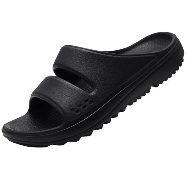Claquette orthopédique homme noire et confortable sur fond blanc