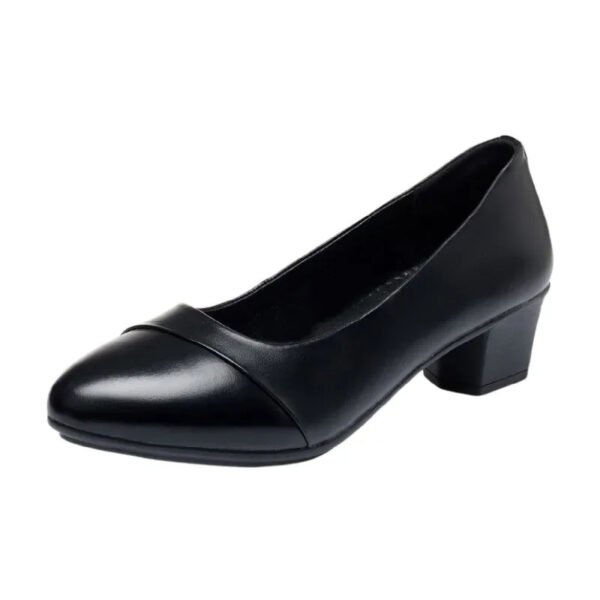 Escarpins orthopédiques en simili cuir à talon carré sur fond blanc
