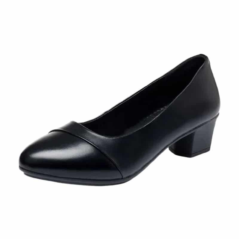 Escarpins orthopédiques en simili cuir à talon carré sur fond blanc