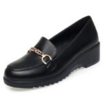 Mocassin orthopédique femme noir en microfibre sur fond blanc