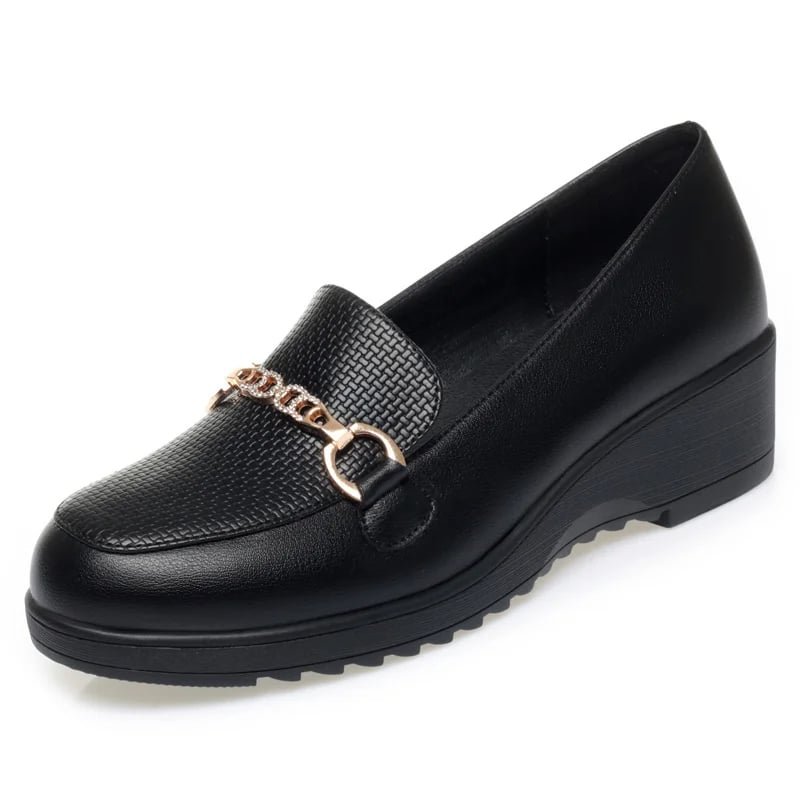 Mocassin orthopédique femme noir en microfibre sur fond blanc