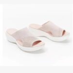 Pantoufle orthopédique femme rose et décontractée sur fond gris