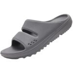 Sandale pour homme orthopédiques style claquettes souples sur fond blanc