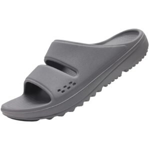 Sandale pour homme orthopédiques style claquettes souples sur fond blanc
