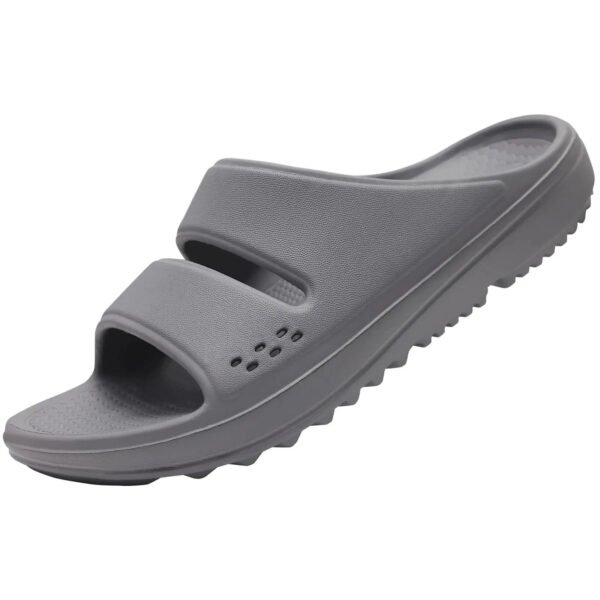 Sandale pour homme orthopédiques style claquettes souples sur fond blanc