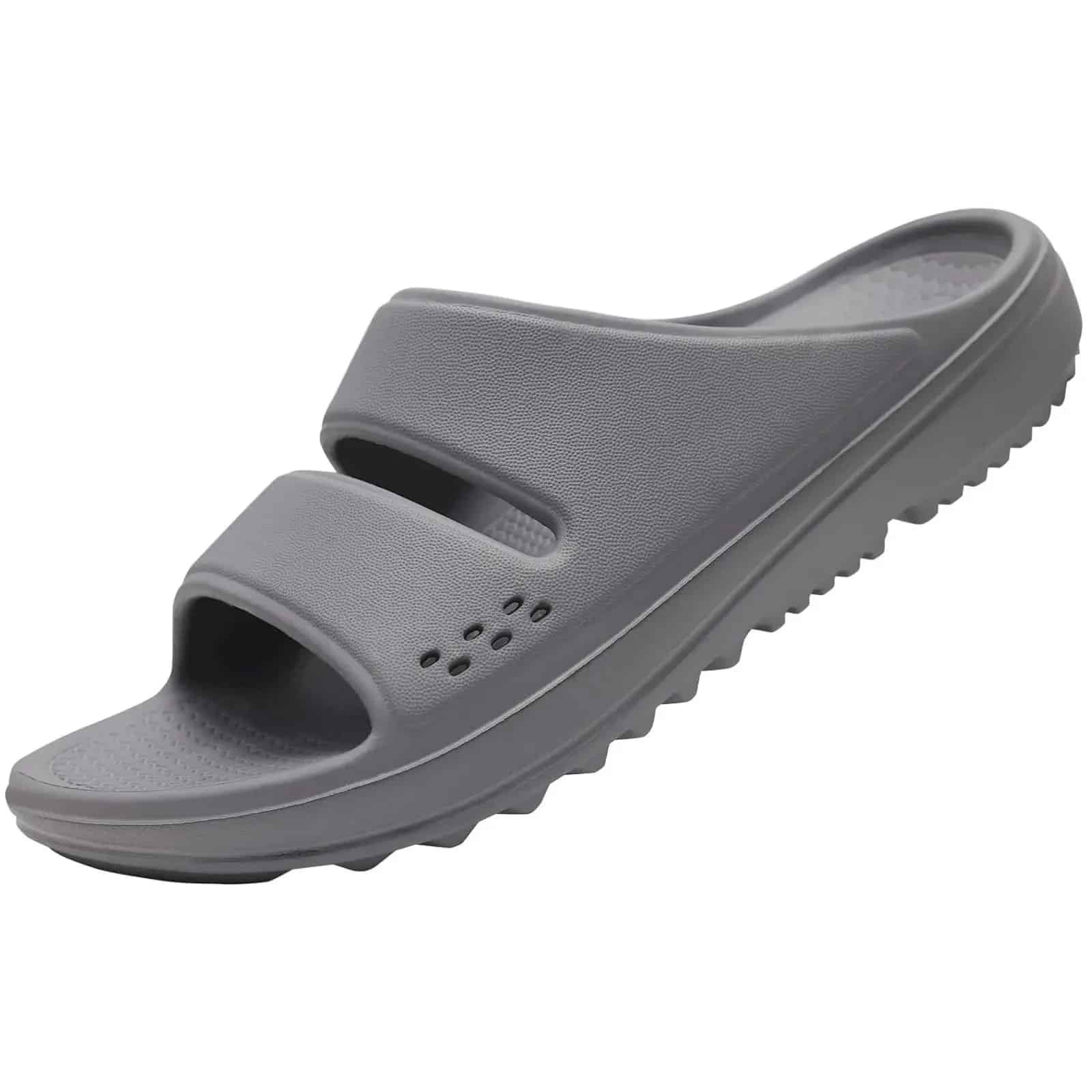 Sandale pour homme orthopédiques style claquettes souples sur fond blanc