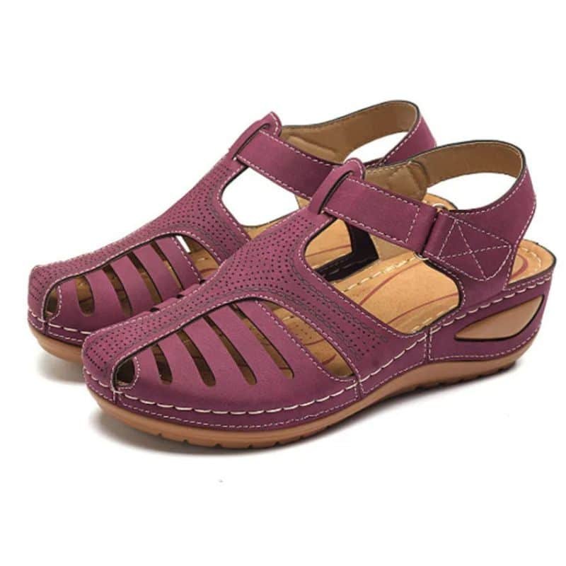 Sandales femme orthopédiques à lanière ajustable sur fond blanc