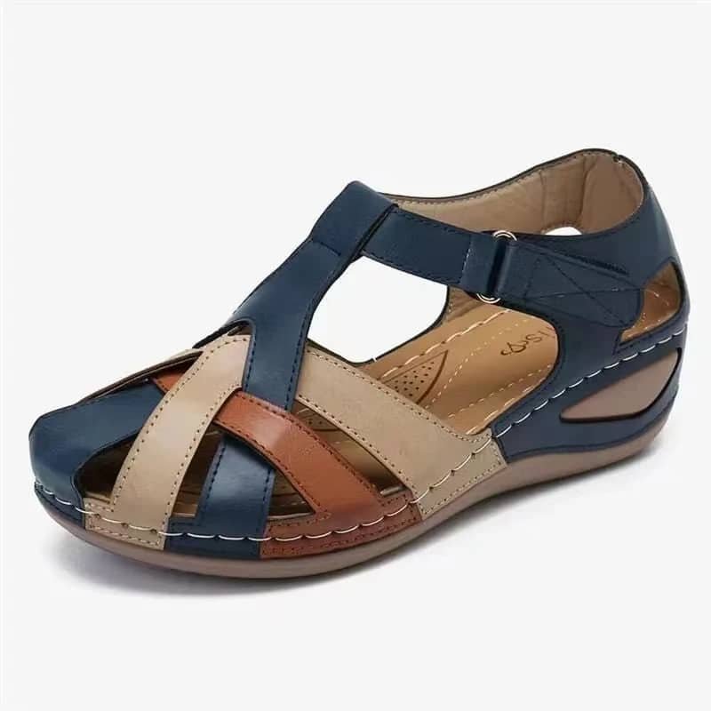 Sandales pour femme orthopédiques ouvertes style décontracté sur fond blanc