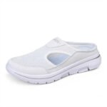 Sandales pour femme orthopédiques et sophistiquées sur fond blanc