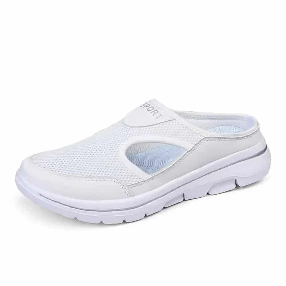 Sandales pour femme orthopédiques et sophistiquées sur fond blanc
