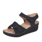 Sandales orthopédiques pour femme avec talon compensé sur fond blanc