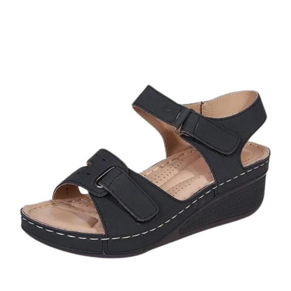 Sandales orthopédiques pour femme avec talon compensé sur fond blanc