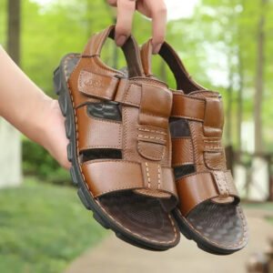 Sandales orthopédiques pour homme designs et luxueuses dans les mains d'un homme avec des arbres en fond