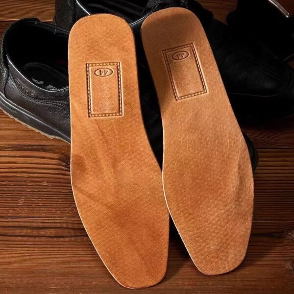 Semelle en cuir souple et raffinée sur un support en bois marron avec une paire de chaussure noire