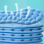 Semelle orthopédique amortissante bleue et souple sur fond bleu