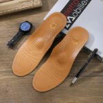 Semelle orthopédique pied creux marron sur fond marron