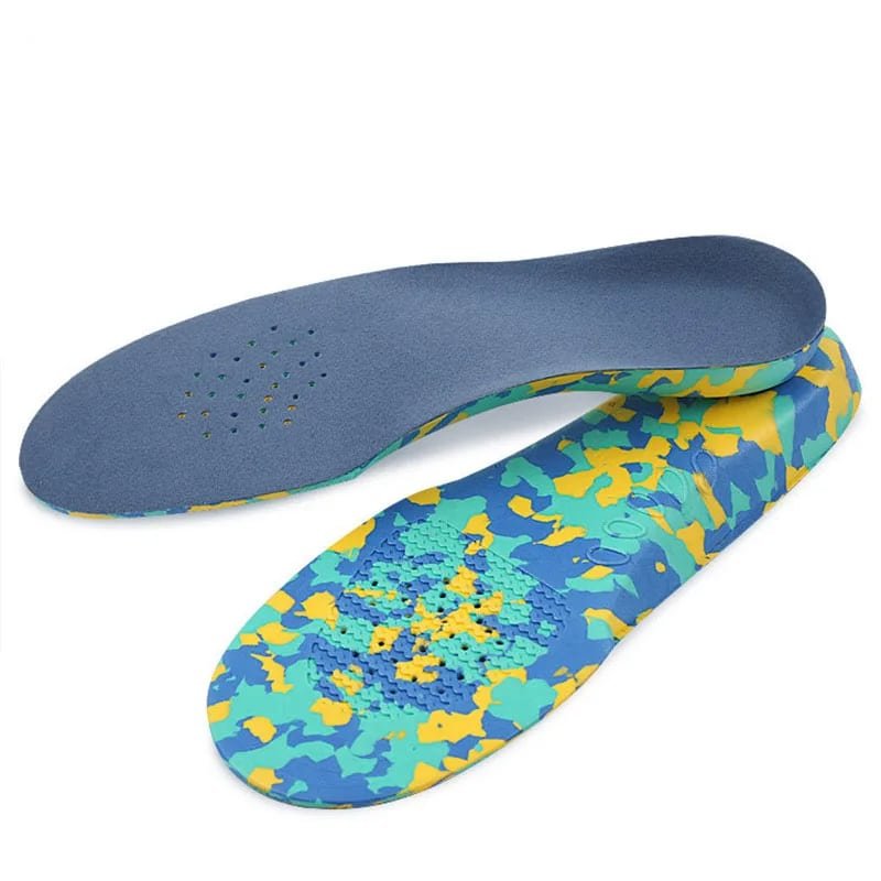 Semelle pour pied plat enfant orthopédique et discrète sur fond blanc