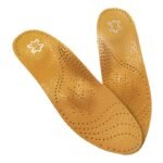 Semelles en cuir sophistiquées et durables sur fond blanc