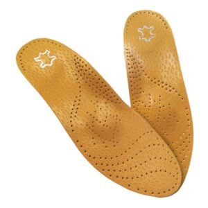 Semelles en cuir sophistiquées et durables sur fond blanc