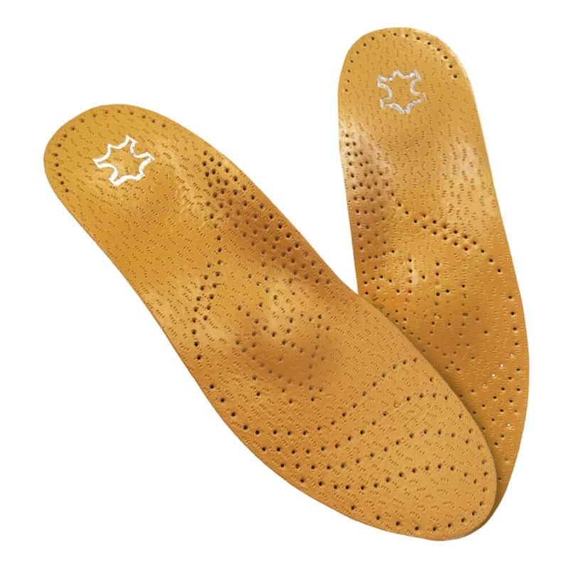 Semelles en cuir sophistiquées et durables sur fond blanc